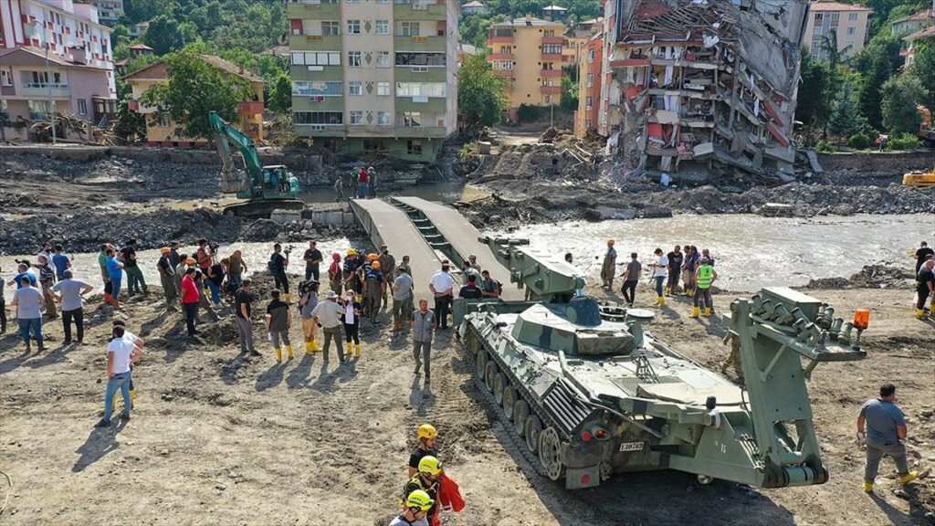 Bozkurt’ta yıkılan köprünün yerine seyyar köprü kuruldu