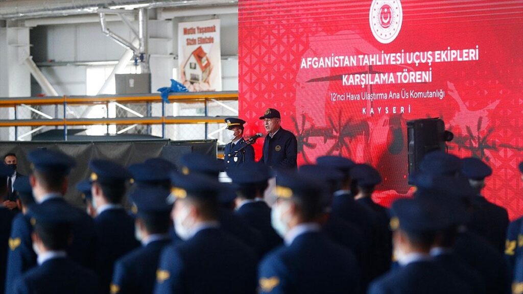 Bakan Akar: Afganistan’dan tahliyelerin başarıyla gerçekleştirilmesi TSK’nın gücünü bir kez daha ortaya koydu
