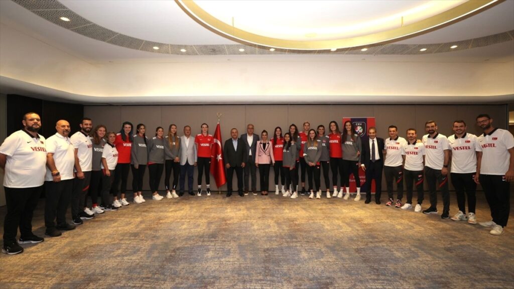 Dışişleri Bakanı Çavuşoğlu’ndan Filenin Sultanlarına moral ziyareti