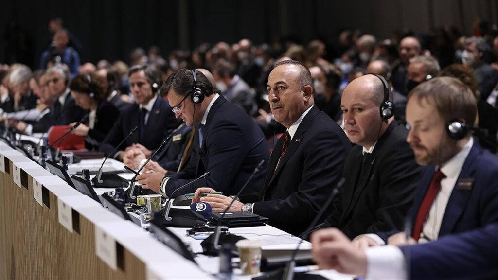 Bakan Çavuşoğlu: Ukrayna’daki kriz diplomasi yoluyla çözülmeli