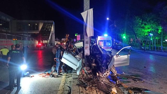 Direğe çarpan araç hurdaya döndü: 1 kişi hayatını kaybetti