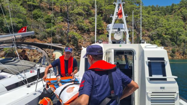 Fethiye açıklarındaki özel teknelerden 2 kişiye tıbbi tahliye