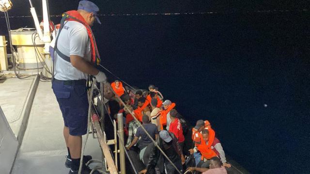 Ayvalık açıklarında 32 düzensiz göçmen yakalandı