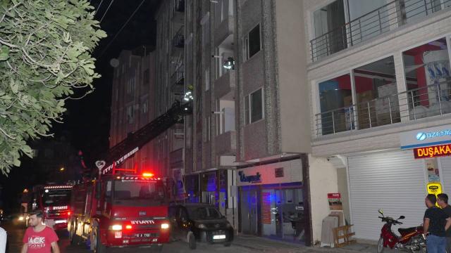 Balıkesir’de 6 katlı apartmanda yangın