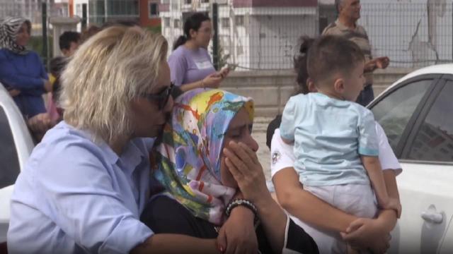 Hasarlı evlerinin patlatıcıyla yıkılmasını gözyaşları içinde izlediler