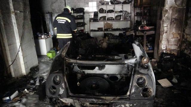 Oto tamircide spiral ile parçalanan aracın yakıt deposu patladı