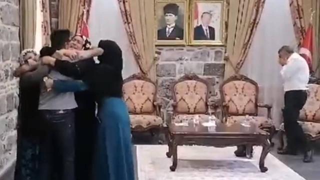 Evlat nöbetindeki 2 aile daha çocuğuna kavuştu