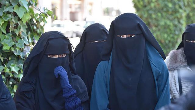 Fransa’dan ayrımcı karar: Kız öğrenciler okullarda çarşaf giyemeyecek