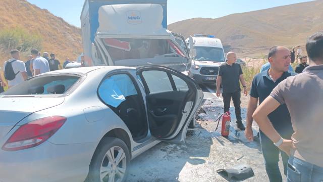 Hakkari’de otomobil ile kamyonetin çarpışması sonucu 2 kişi öldü, 3 kişi yaralandı