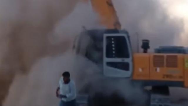 Hasarlı bina tek dokunuşla yıkıldı: Operatör kepçeyi bırakıp kaçtı