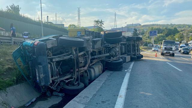 Kocaeli’de devrilen tırın sürücüsü yaşamını yitirdi