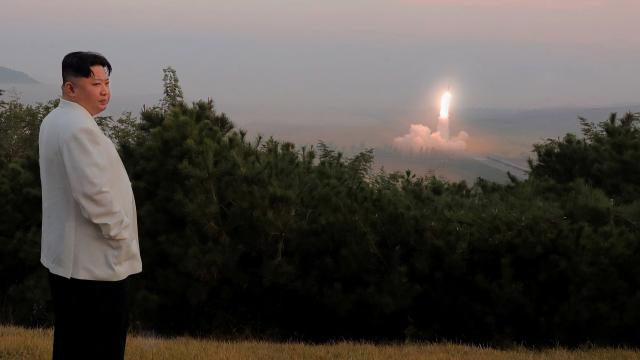 Kuzey Kore lideri Kim, ülkesinin stratejik seyir füzelerinin test atışını izledi