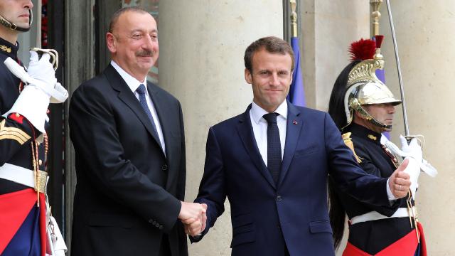 Macron ve Aliyev, Karabağ’daki durumu telefonda görüştü