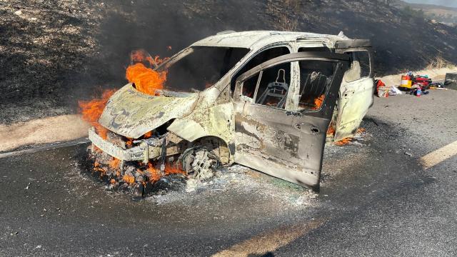 Manisa’da otomobilde başlayan yangın ormana sıçradı