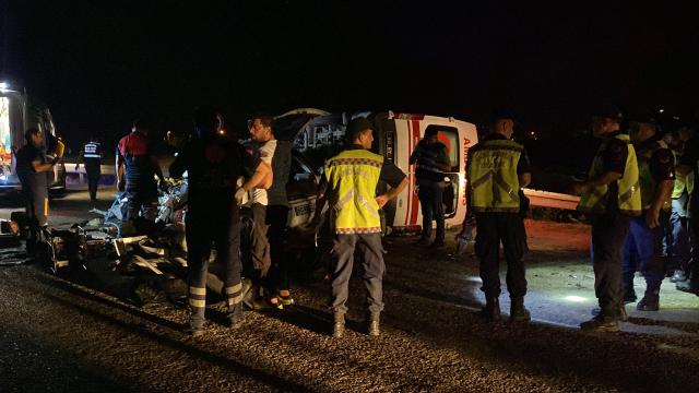 Osmaniye’de ambulansla çarpışan otomobildeki 3 kişi hayatını kaybetti