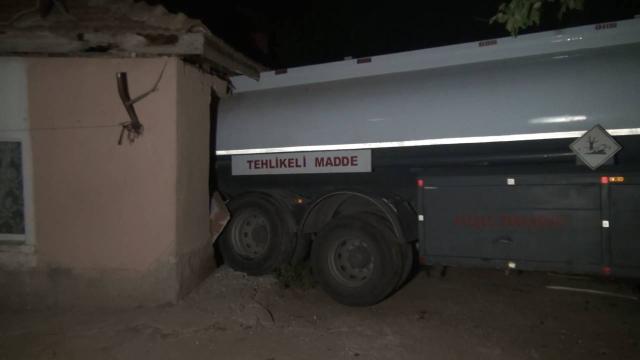 Freni boşalan tanker sahibinin evine daldı