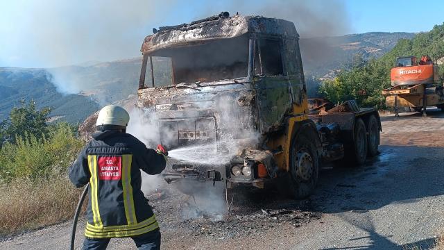Amasya’da yanan tır küle döndü