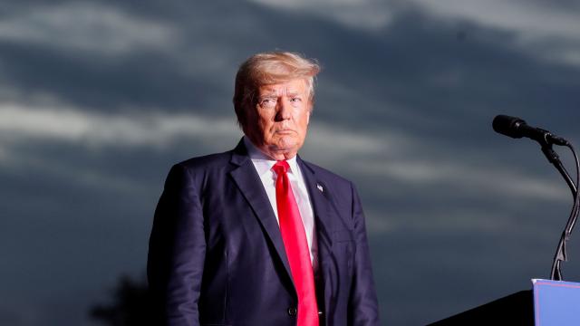 Trump’ın eski özel kalem müdürü mahkemeye teslim oldu