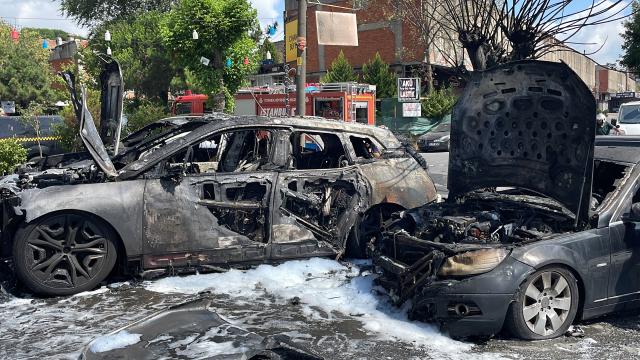 İstanbul’da oto sanayi sitesindeki 5 araç yandı