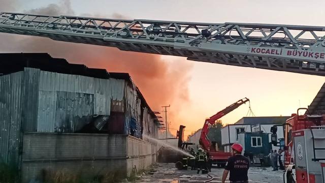 Kocaeli’de atık kağıt deposunda yangın çıktı