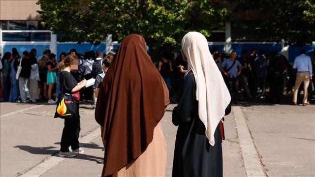 Fransa’da Danıştay okullardaki abaya yasağının devam etmesine karar verdi