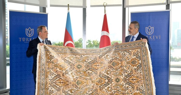 Bakan Fidan, Azerbaycanlı mevkidaşı ile görüştü: Bayramov’dan Türkevi’ne “Karabağ” halısı