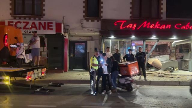 Beykoz’da hafif ticari araç kafeye girdi