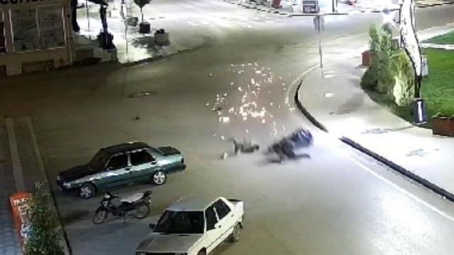 Kaldırıma çarpan motosiklet metrelerce sürüklendi