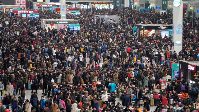 Çin’den ‘ulusun duygularını incitecek’ kıyafetlere yasak kararı