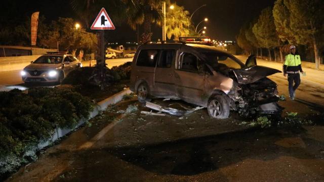 Denizli’de hafif ticari araç ağaca çarptı: 2 ölü