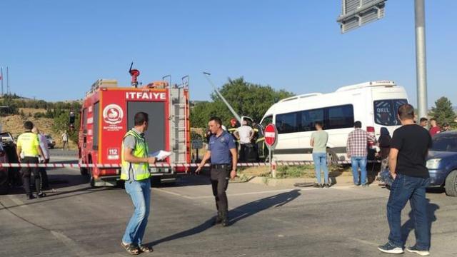 Kontrolden çıkan servis iki araca çarptı: 8 yaralı