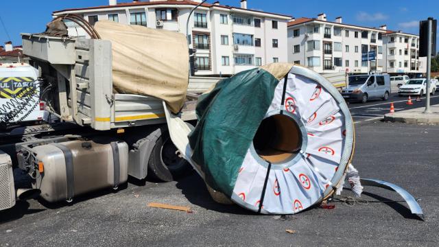 Tır kasasından yola devrilen 5 tonluk sac ulaşımı aksattı