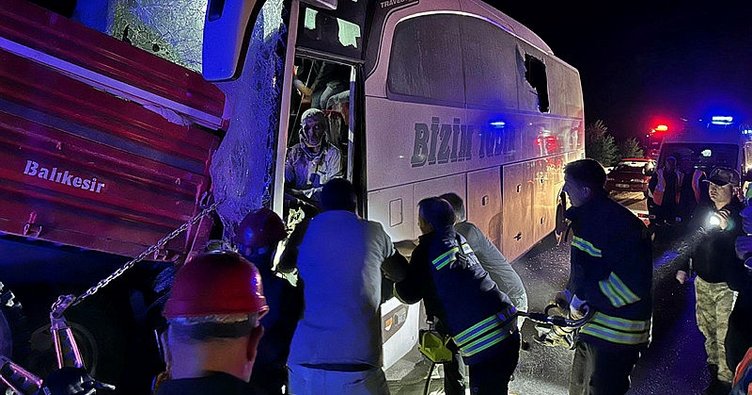 Erzurum’da yolcu otobüsü ile traktör çarpıştı: 7 yaralı
