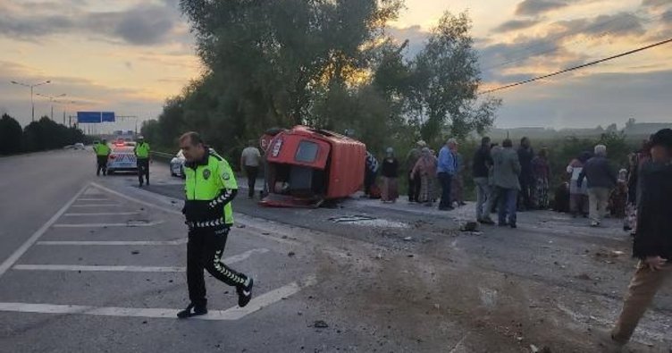 Fındık işçilerini taşıyan minibüs devrildi: 15 yaralı