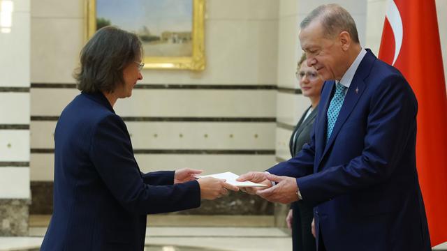 Fransa Büyükelçisi’nden Cumhurbaşkanı Erdoğan’a güven mektubu
