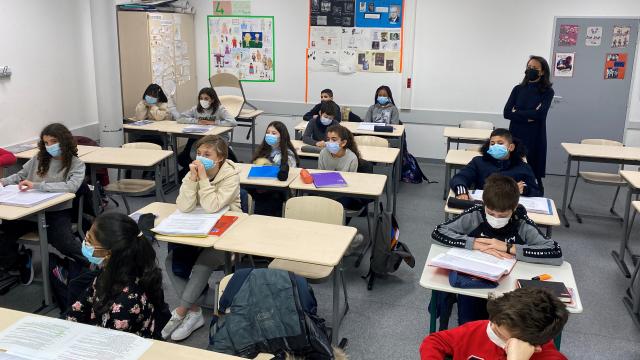 Fransa’daki okulların gerçek sorunları abaya yasağıyla gölgede kaldı
