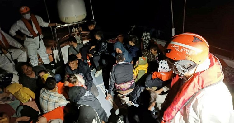 İHA’lar tespit etti, lastik bot içindeki 52 kişi yakalandı