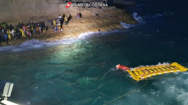 İtalya’nın Lampedusa Adası’na dün 5 binden fazla düzensiz göçmen geldi