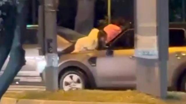 Kaputunun üstünde yolcu taşıyan sürücüye ceza