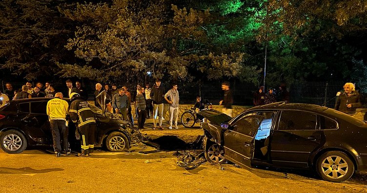 Kastamonu’da iki otomobil kafa kafaya çarpıştı! Müdahaleye giden itfaiye ekipleri de kaza yaptı: 8 yaralı