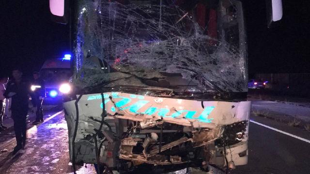 Yolcu otobüsü otomobile çarptı: 2 can kaybı, 20 yaralı