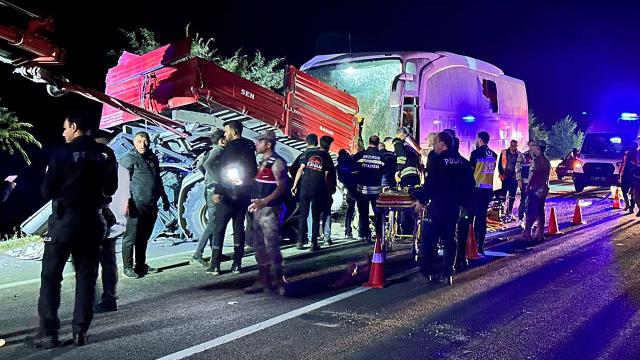 Erzurum’da yolcu otobüsü traktöre çarptı: 7 yaralı