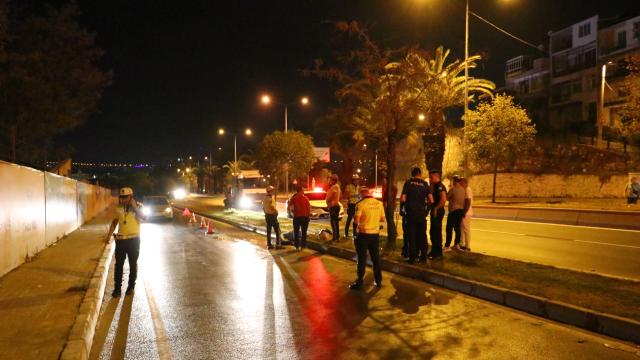 İzmir’de refüje çarpan motosikletli hayatını kaybetti