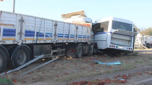 Manisa’da tır işçi servisine çarptı: 23 yaralı