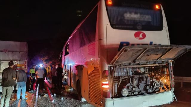 Afyonkarahisar’da tır ile yolcu otobüsü çarpıştı: 4 yaralı