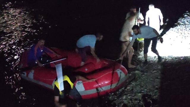 Bingöl’de nehirde mahsur kalan 2 kişi kurtarıldı