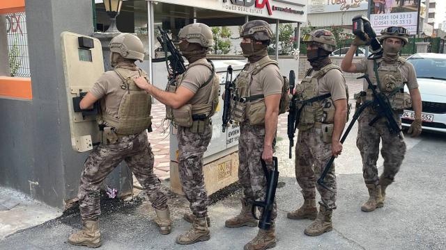 Mersin’de dublörlü dolandırıcılık çetesine operasyon: 23 gözaltı kararı