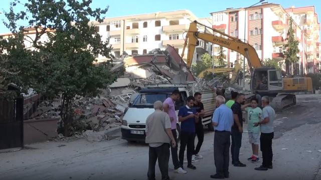 Malatya’da, “Bina çöktü iş makinesi altında kaldı” ihbarı polisi alarma geçirdi