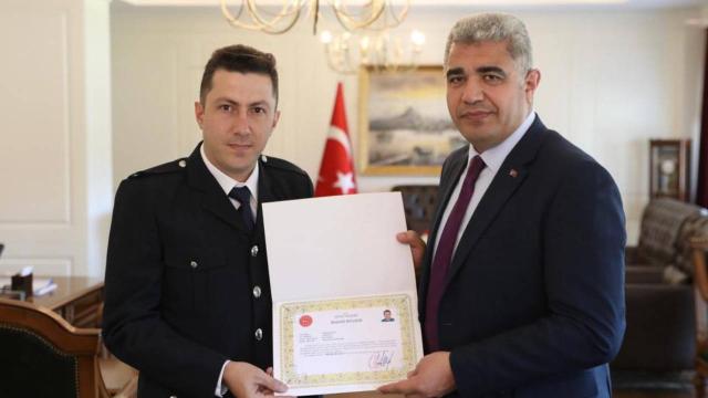 Azerbaycan bayrağına hassasiyet gösteren polise başarı belgesi