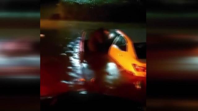 Başakşehir İkitelli sanayi bölgesinde birçok araç suya gömüldü